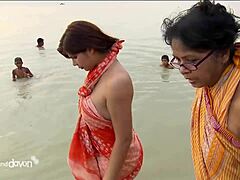 Indisk milf-mamma fra Tyskland viser sine brystvorter frem i en pornovideo
