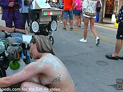 Krásne nahé dievčatá v bikinách divoko prechádzajú ulicami Key West Floridas Fantasy Fest 2018
