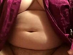 Video porno HD de una hermosa y sexy mujer gorda adolescente desnudándose y dándose placer con los dedos