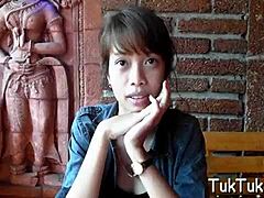 Video porno hardcore seorang pelacur panas yang berhubungan seks dengan boneka seks Thailand