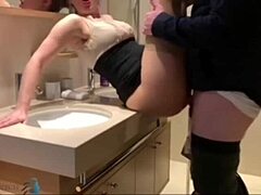 Аматьорска двойка се подиграва в банята с голям пенис