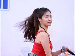 Una ragazza asiatica seducente si sporca in un video di camgirl bollente