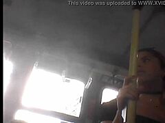 Войер запечатлел молодую женщину, которой трогали грудь в автобусе
