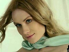 Playboy szőke modellek feltárják borotvált puncijukat egy lenyűgöző sztriptíz videóban
