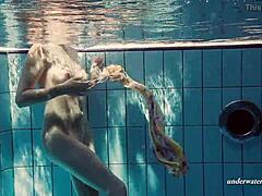 Leera, una chica rusa, se pone salvaje en la piscina