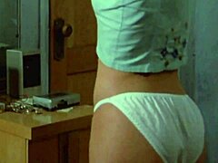 Звезда голубых фильмов Сюзанна Хоффс в классической сцене в нижнем белье с 1987 года