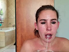 Amatør kvinne med dyp hals og spytt fetisj med dildo med to ender