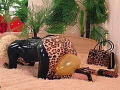 Сексуальная женщина в латексной и резиновой одежде наслаждается надувной забавой со своим сыном