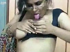 Profesorul indian își arată abilitățile de ridicare a cocoșilor în acest videoclip de sex desi