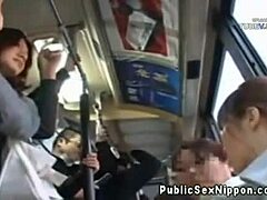 Amatorul japonez face o slujbă de mână într-un autobuz public