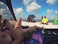 Господин Кисс скривеном камером снима гол плаж пар који се бави изложбама