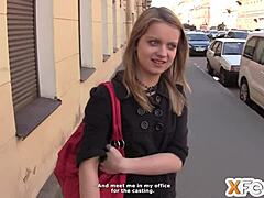 Een Russische casting agent neukt een magere blonde voor de camera