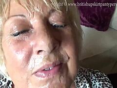 Istri Inggris yang matang menerima air mani besar di wajahnya dengan imbalan uang tambahan