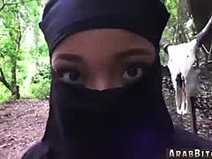 Teenager im Hijab feiern ihr erstes Outdoor-Reality-Video