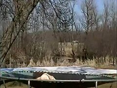 Amatör çift açık havada trampolin seksinin tadını çıkarıyor