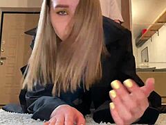 Блондинката аматьорка се обижда и отива при най-добрата си приятелка за горещ секс