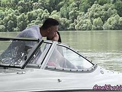ممارسة الجنس الشرجي في الهواء الطلق مع امرأة أوروبية على قارب سريع