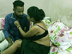 Anak laki-laki nri India berhubungan seks rahasia dengan tamil bhabhi cantik di saree