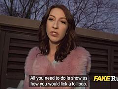 En ekte europeisk jente får betalt for å gi denne lollipoppen blowjob i det offentlige
