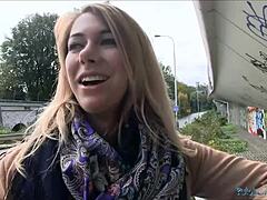 Blond amatör Ani får en ansiktsbehandling i utbyte mot pengar