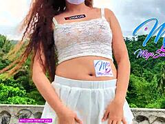 La modelo adolescente Miyu Sanoh exhibe sus pezones frente a un jinete mientras camina en público - corte completo