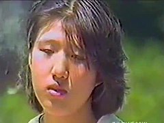 En vintage japansk pornofilm med en varm og dampende scene