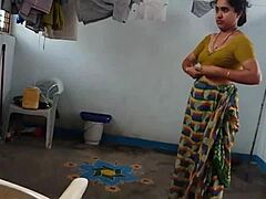 Una donna indiana pelosa si toglie i vestiti e mostra le ascelle pelose in HD