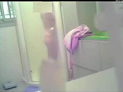 Skrivna kamera je posnela mamino intimno vohunjenje v kopalnici