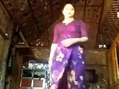 Le spectacle solo d'une bhabhis indienne mature avec une tournure