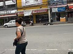 Тайландски туристи се разхождат по пешеходната улица на Патяя