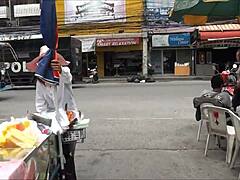 Thajská turistka sa správajú nemravne na chodnej ulici