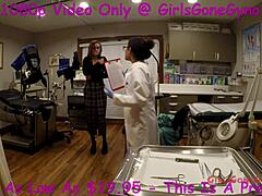 Ο γιατρός Τάμπα κάνει μια γυναικολογική εξέταση στην κολεγιόπαιδα Donnaleigh με τα μεγάλα στήθη κατά τη διάρκεια της επίσκεψής της στο νοσοκομείο