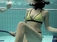 Тийнейджърки по бикини плуват заедно под океана