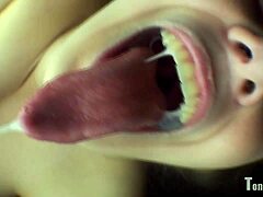 Alices jazyk fetiš ožívá v tomto ústním fetišovém videu