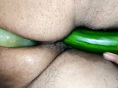 Hintli eşlerin açık bir Hindi sesinde salatalık ve dildo ile çift penetrasyon deneyi