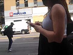 Latinainen nainen esittelee isoa perseään kadulla