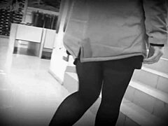 Kamera tersembunyi menangkap rekaman voyeuristik fetish kaki toko publik