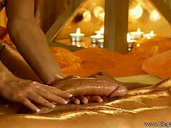 O femeie indiană îi face un masaj interracial unui penis imens