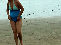 Latina mulona mempamerkan kemahiran melancapnya di pantai dan ditumbuk oleh anak tiri dengan zakar besar
