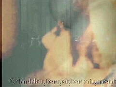 Siyah lantern eğlencesi, vintage porno videoda olgun bir İngiliz adamın erotik itiraflarını sunuyor