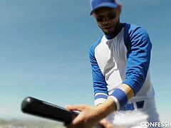 Aria Lee monta una gran polla negra de un jugador de béisbol en una escena hardcore al aire libre