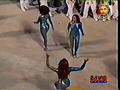 Латино девојке се скидају на бразилском карневалу ради вруће плесачке акције