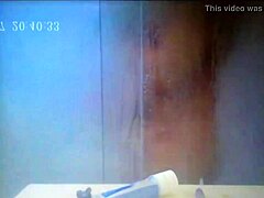 Tysk hustrus dusch cumshot fångas på dold kamera