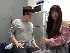 Uma mulher japonesa é raptada e fodida com força na casa de banho