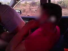 Мексиканская пара занимается непослушным поведением в машине, пока их не разобьет полиция
