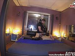Saksalainen prostituoitu tapaa yksityisen amatööripornon fanin piilotetulla kameralla