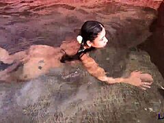 Bir Brezilya güzelliği sıcak havuz seansının tadını çıkarıyor