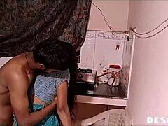 امرأة هندية ناضجة تتعرض للضرب الشديد في المطبخ في مؤخرتها