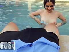 Кетлин Кацарос, врућа бринета, лиже стопала и глубоко грло у базену Сцоттова ноктију