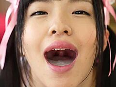 Μια ασιατική υπηρέτρια κάνει μια απίστευτη πίπα σε ένα ιαπωνικό βίντεο